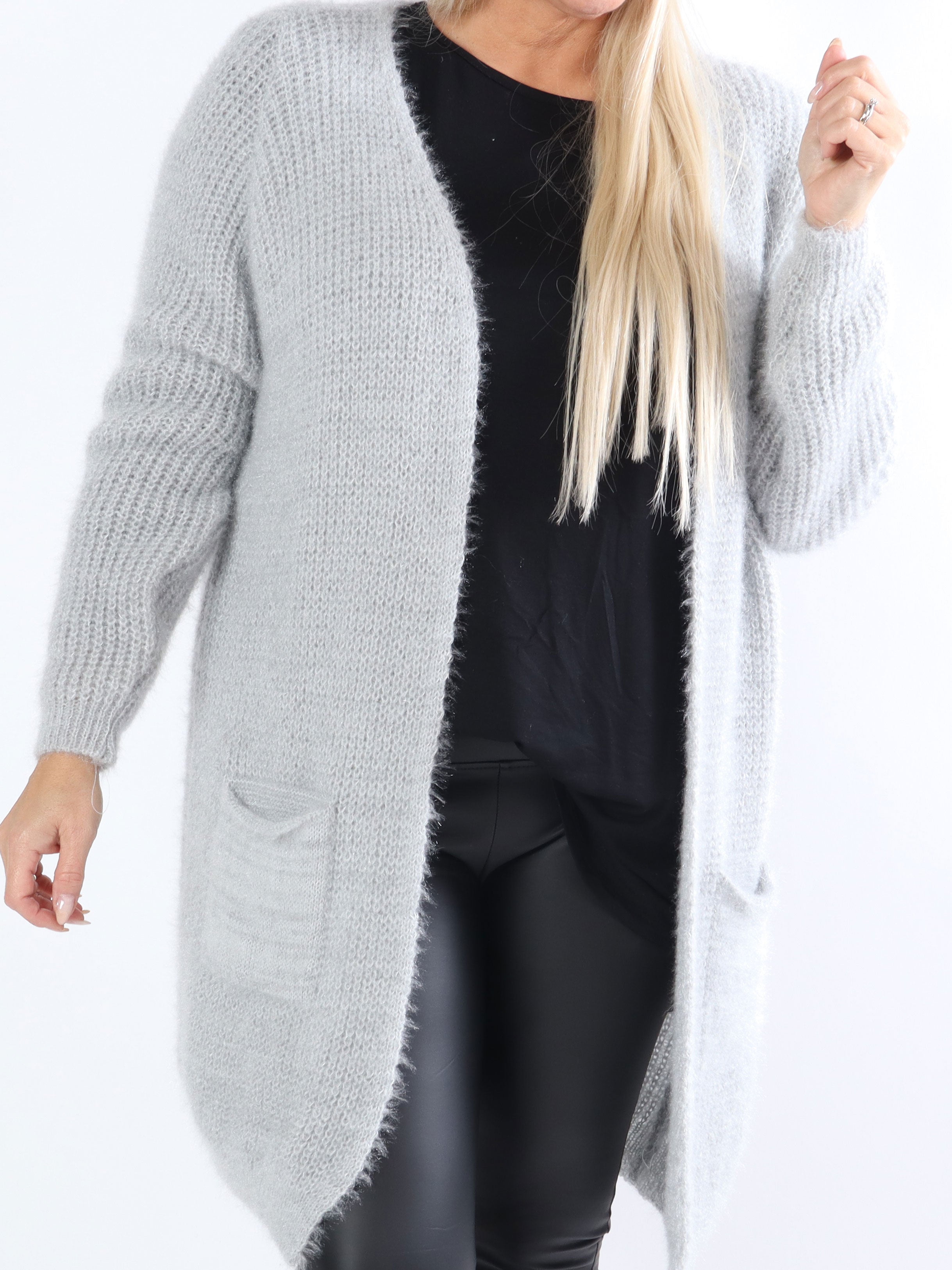 Levy - Svart plus size fluffig kofta med fickor